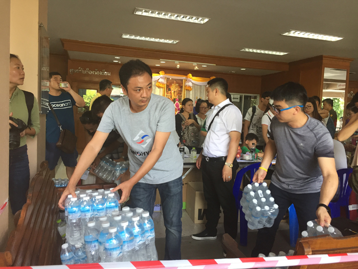 志愿者小組在行動，第一時間運送水和食品等物資到現場.JPG