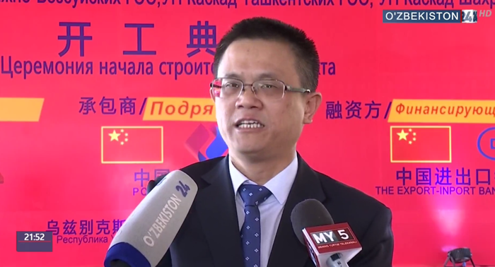 接受采訪.png