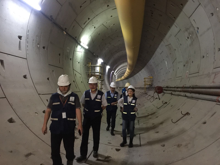 檢查組在T217項目隧道內檢查指導工作.jpg
