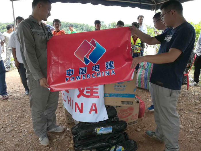 醒目漢字橫幅以便救助中國同胞.jpg