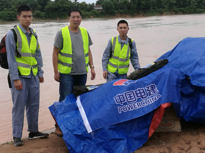 中國電建救援人員運送救援物資.jpg