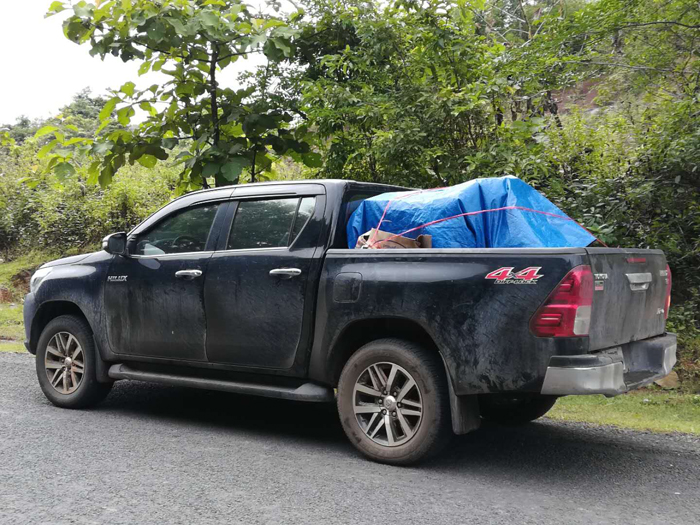 救災車輛和物資奔赴現場.jpg