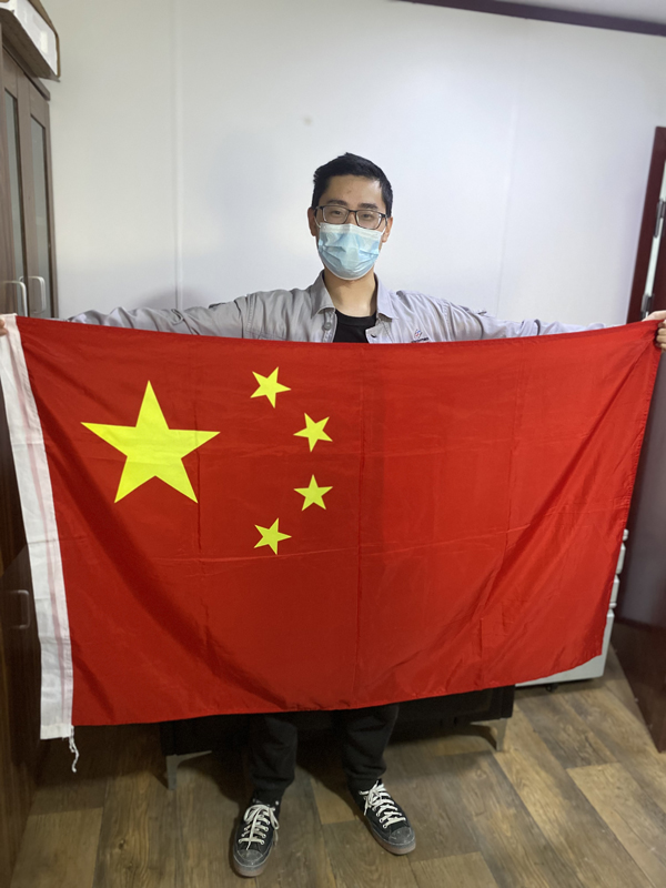 與國旗合影.jpg